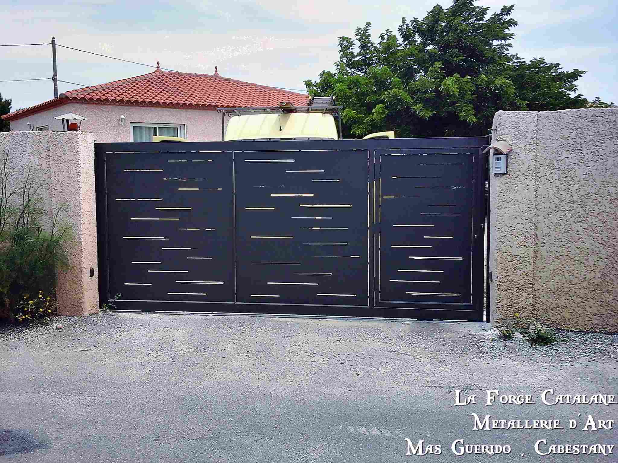 portail coulissant portillon integre decoupe laser thermolaquage forge catalane 3.jpg